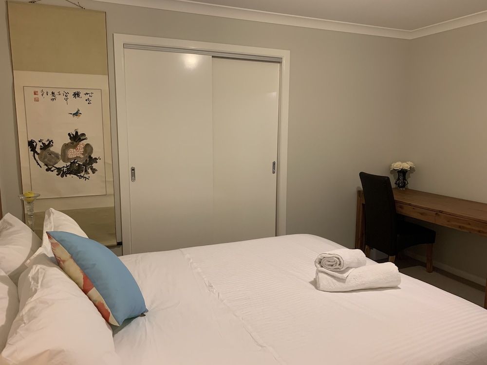 Apple House Truganina Queen Room with shared bathroom 6 3