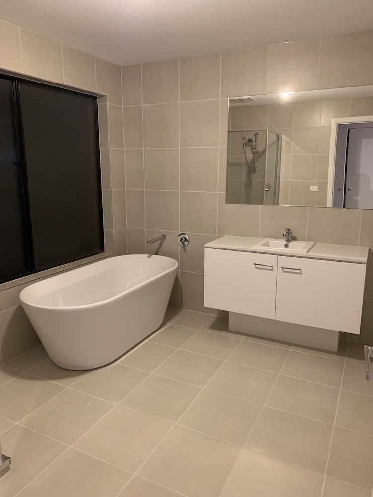 Apple House Truganina Queen Room with shared bathroom 6 7