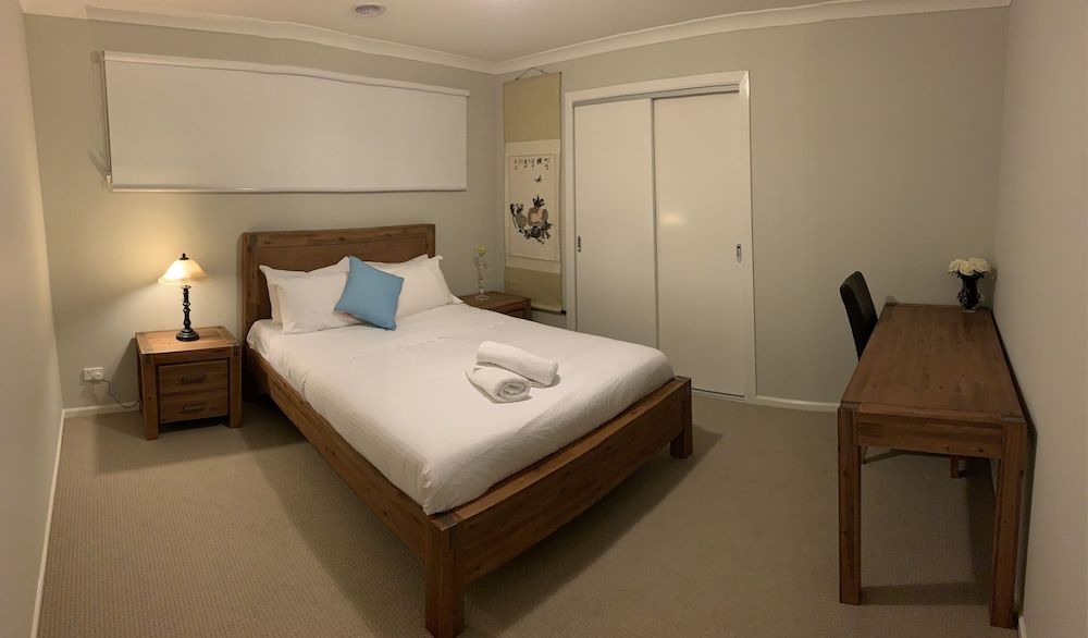Apple House Truganina Queen Room with shared bathroom 6 4