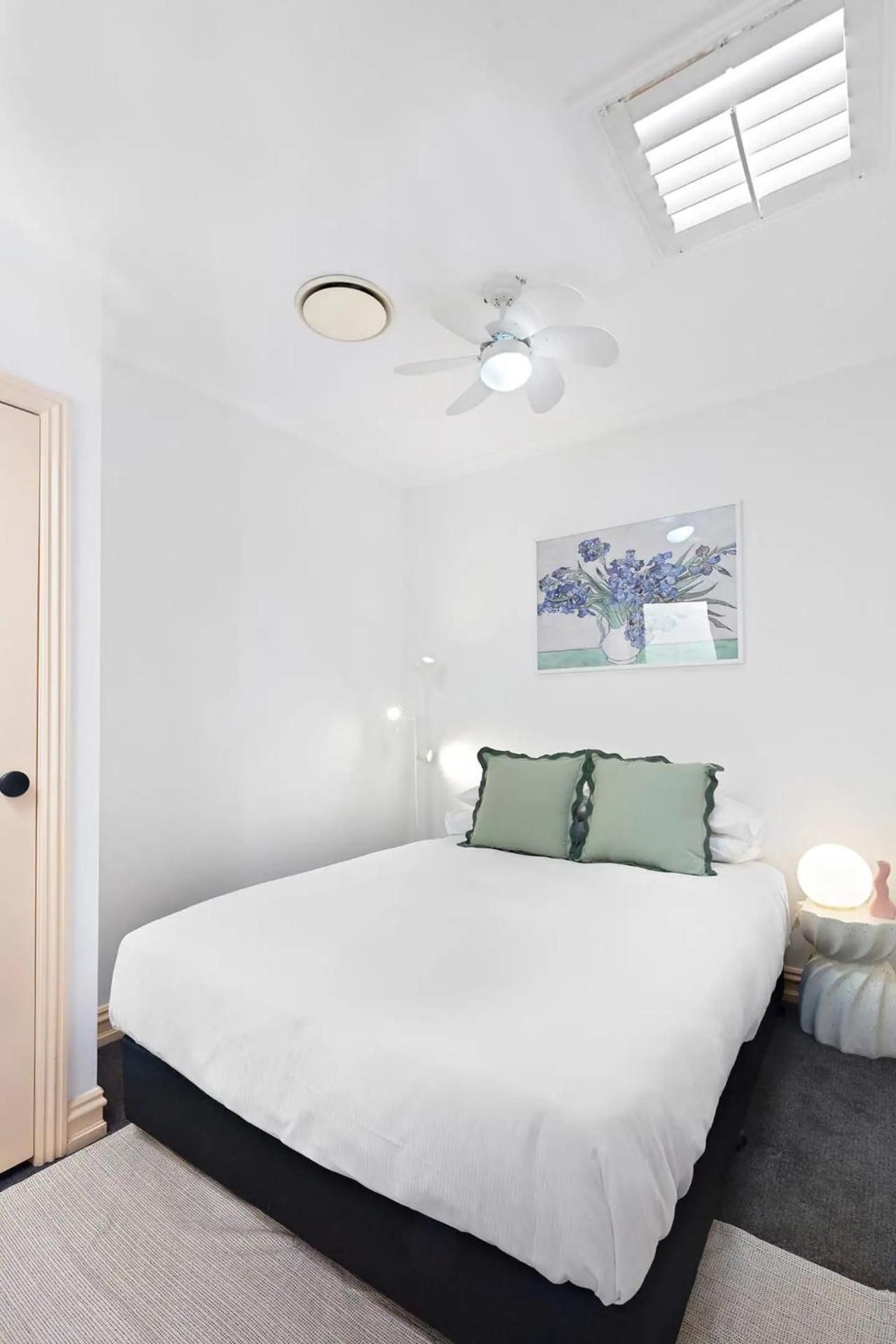 Fitzroy Private Rooms - 132 Nicholson Homestay Double Room with Shared Bathroom