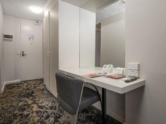 City Limits Apartments Queen Studio Room 3