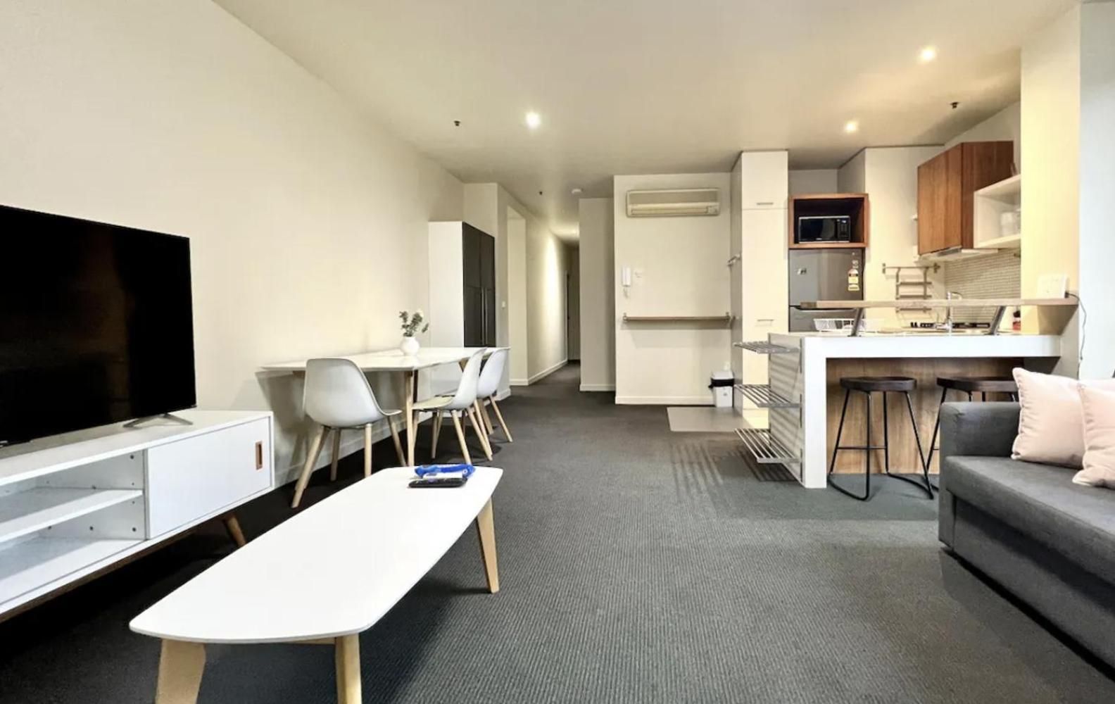 Readyset Apartments Melbourne Four-Bedroom Standard Apartment 2