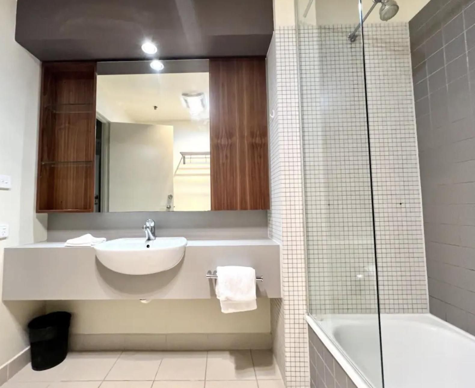 Readyset Apartments Melbourne Four-Bedroom Standard Apartment