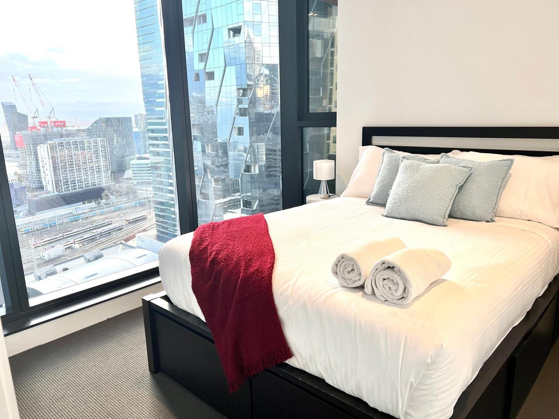 Readyset Apartments Melbourne Three-Bedroom Apartment with Balcony