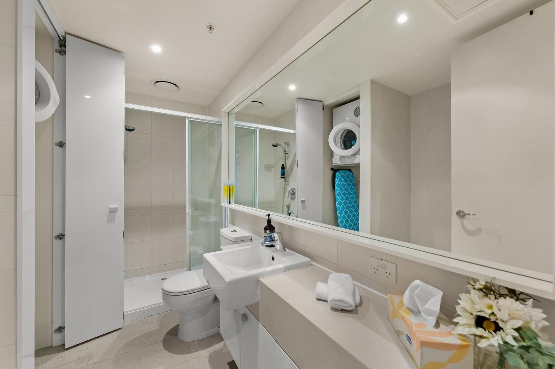 Deluxe Three-Bedroom Two-Bathroom Apartment (Casino View)