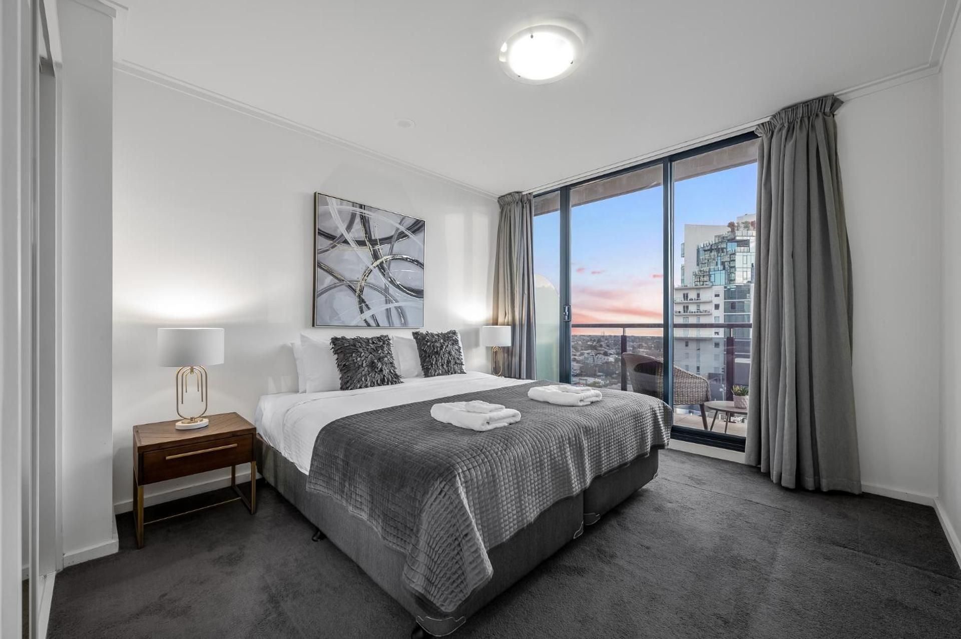 Deluxe Three-Bedroom Two-Bathroom Apartment (River View)