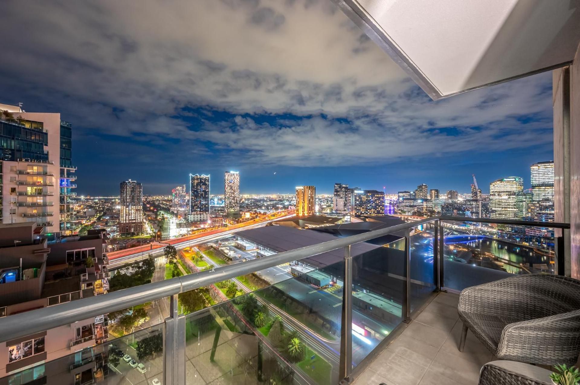 Deluxe Three-Bedroom Two-Bathroom Apartment (River View)