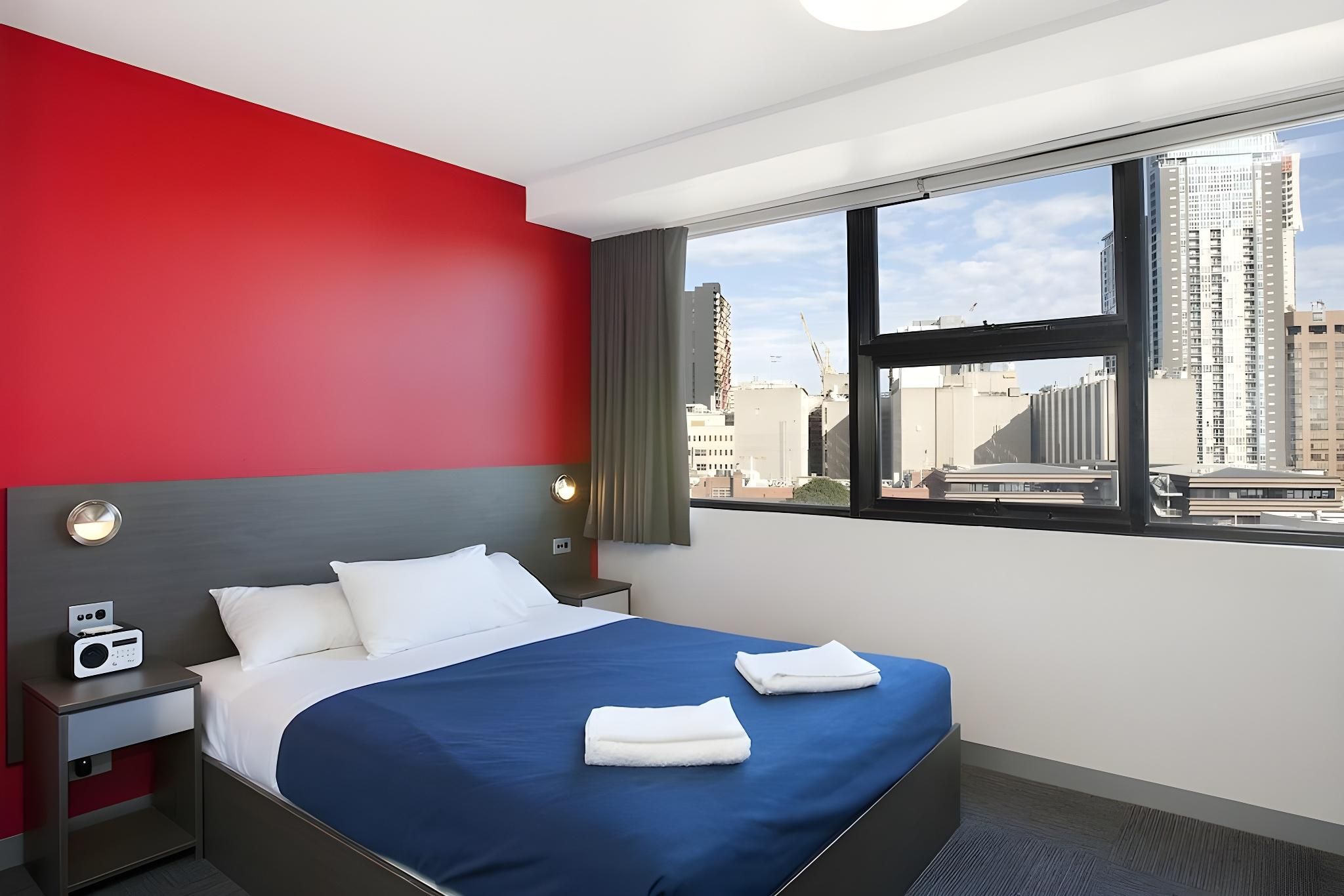 Space Hotel Queen Room with Shared Bathroom