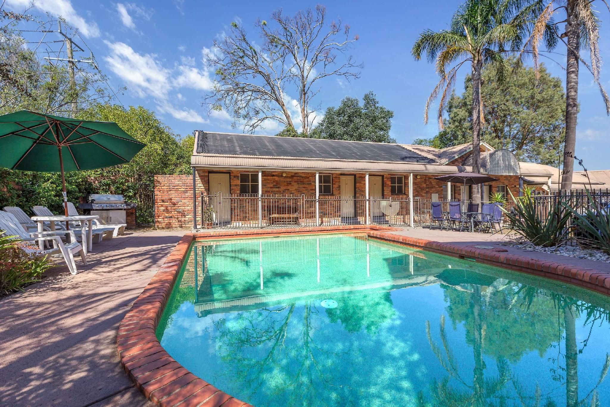 swimming pool [outdoor]