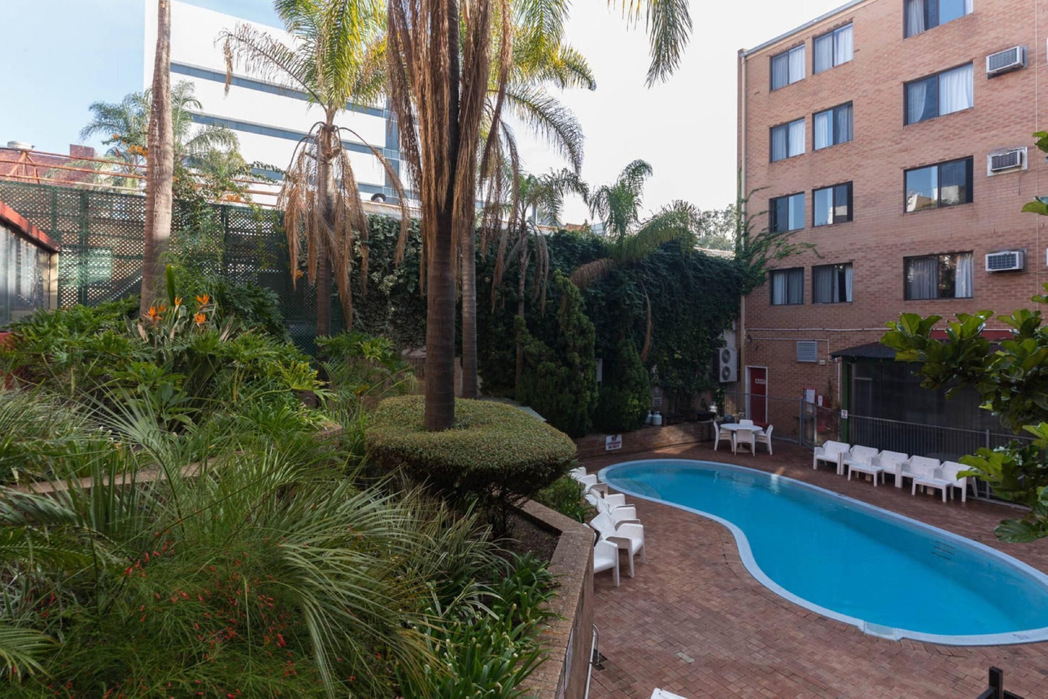 swimming pool [outdoor]