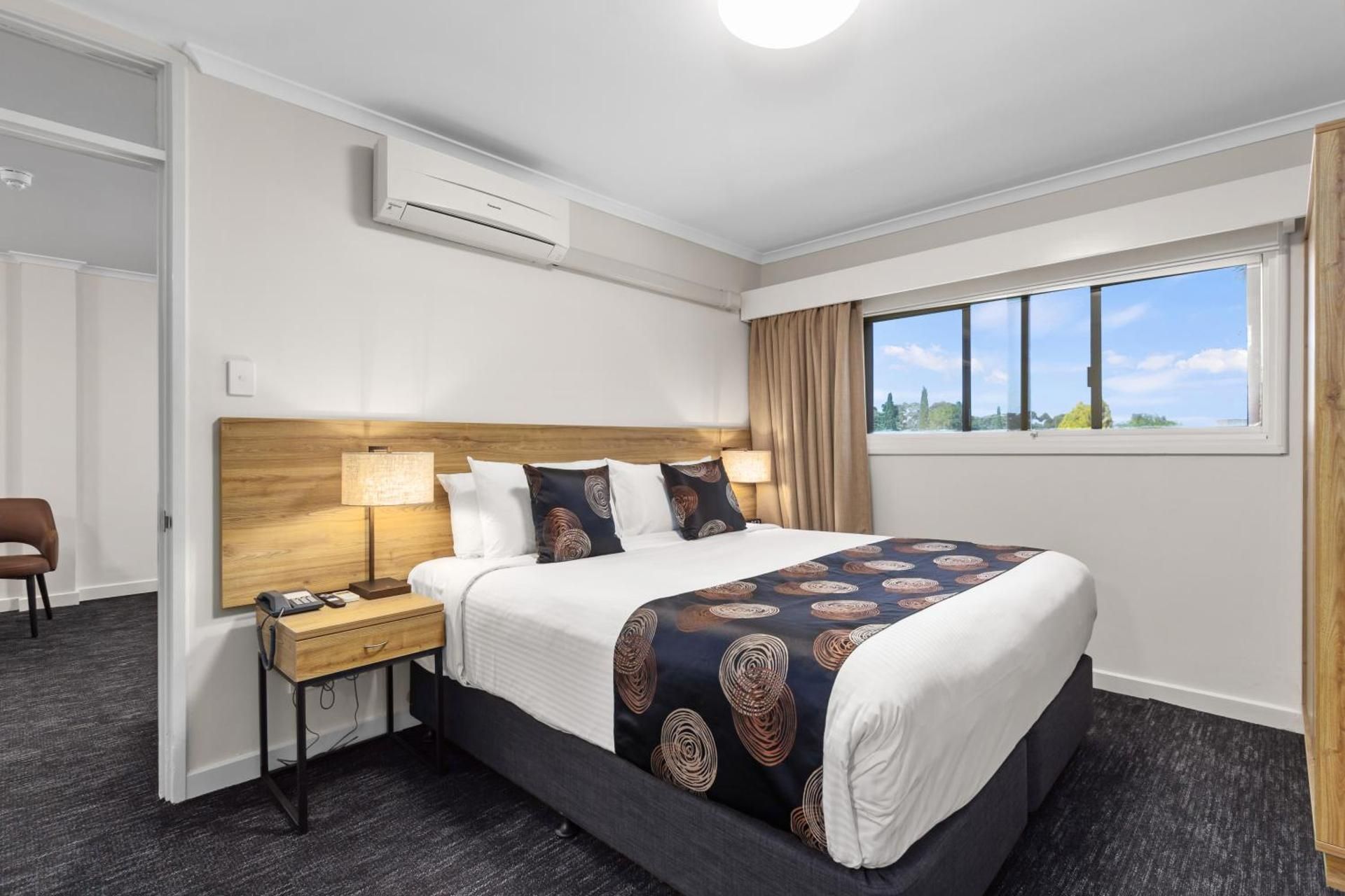 One Bedroom King Apartment with Free Wifi and Parking