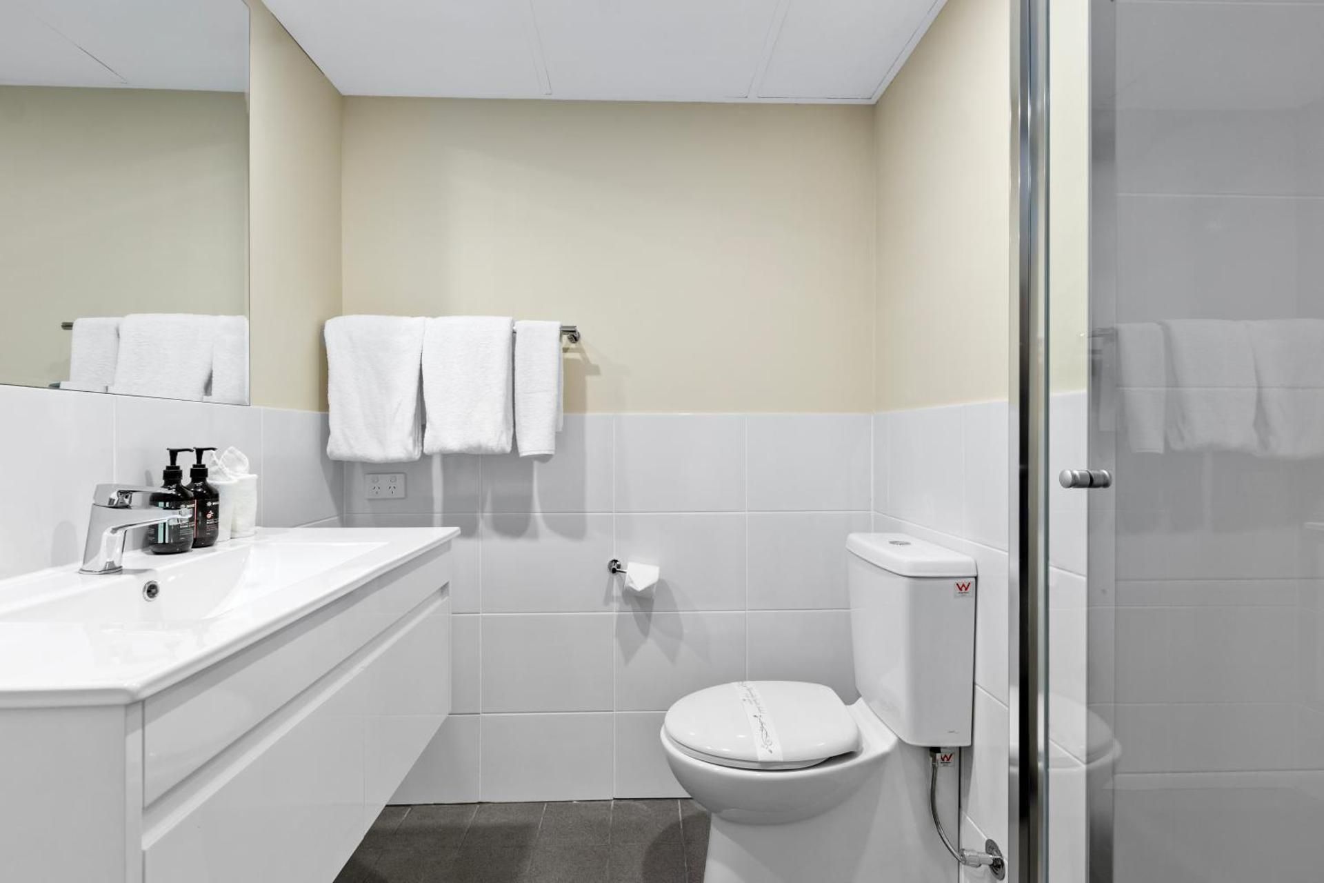 One Bedroom King Apartment with Free Wifi and Parking