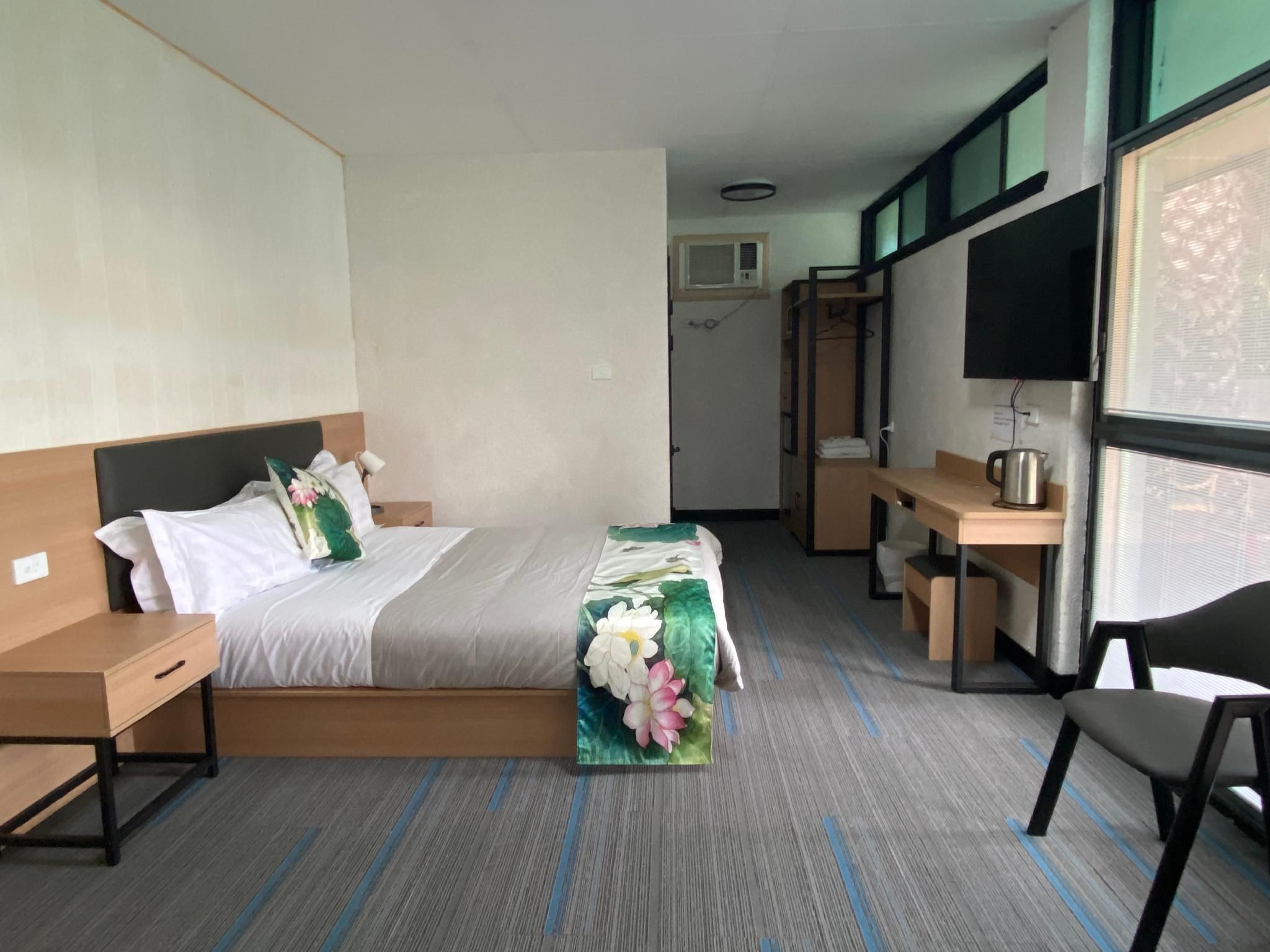 Deluxe - 1 King Bed, Corner Room