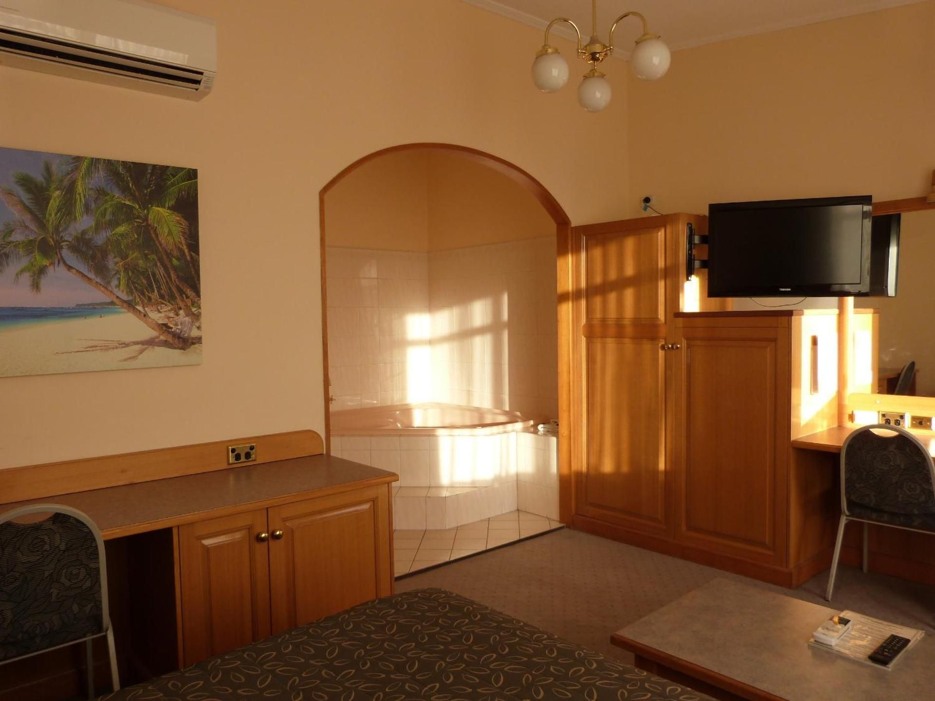 Glenelg Motel Spa Room 2