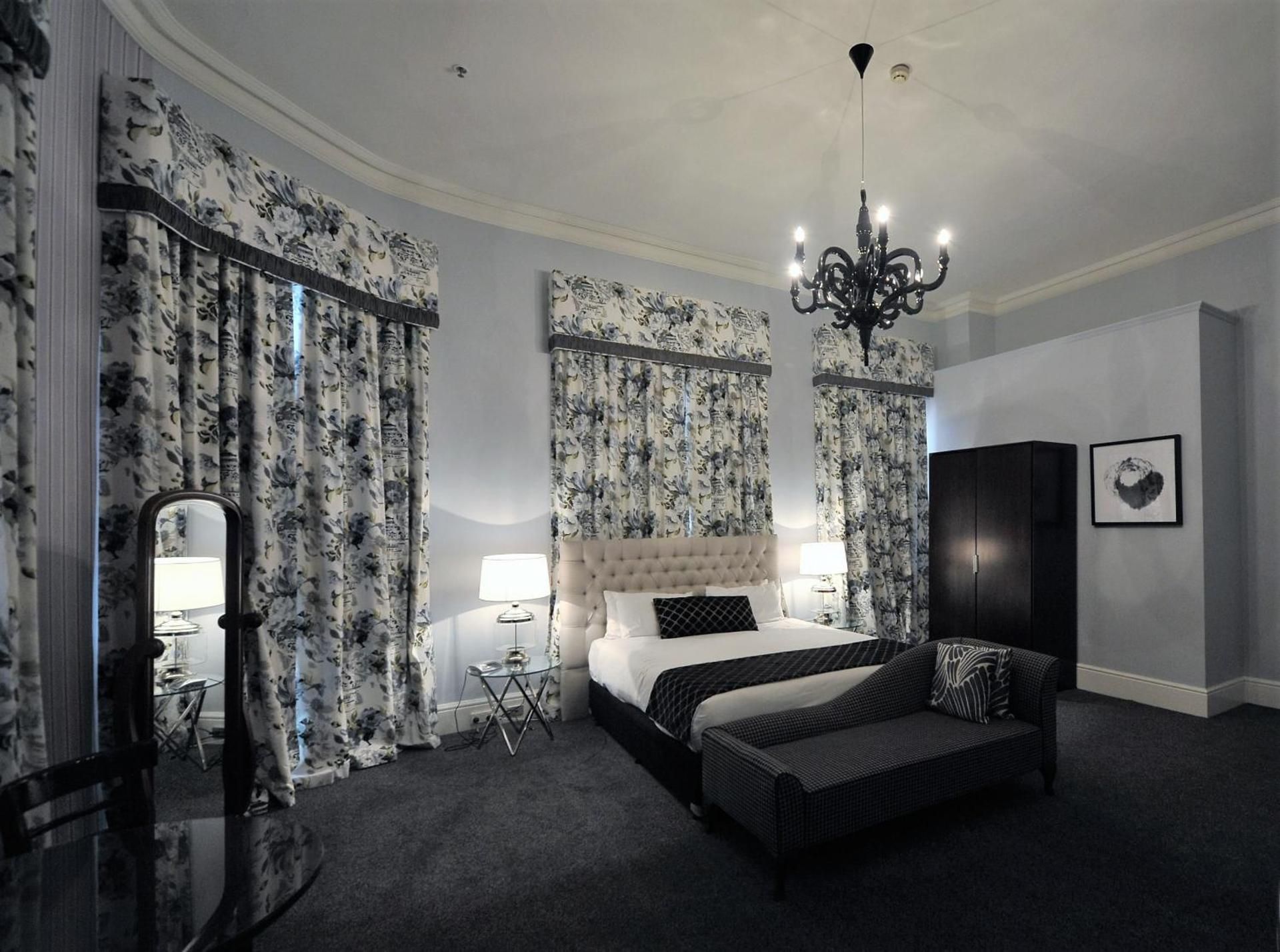 Deluxe Heritage Corner Room