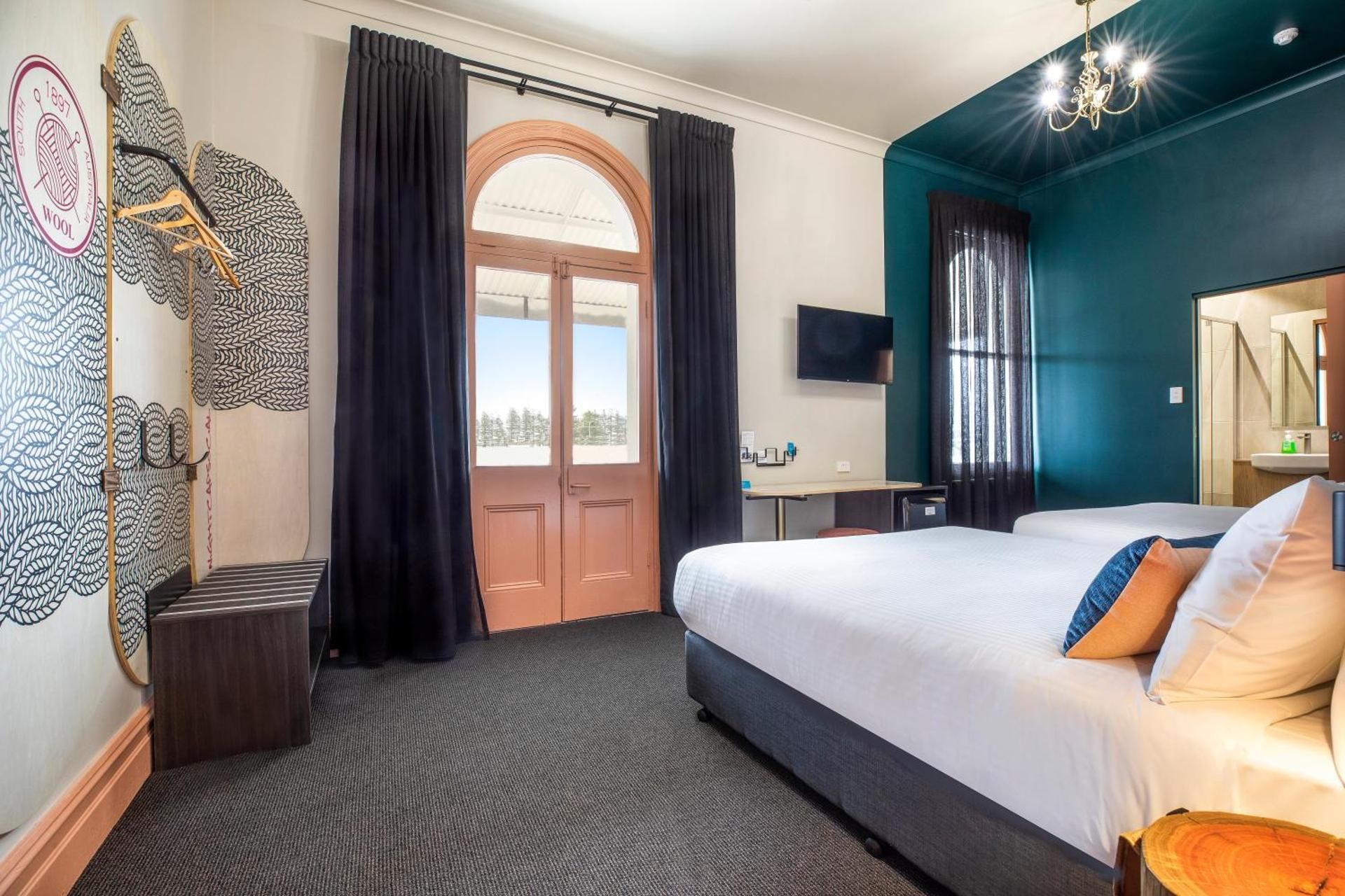 Studio Twin Queen with Private En Suite Bathroom