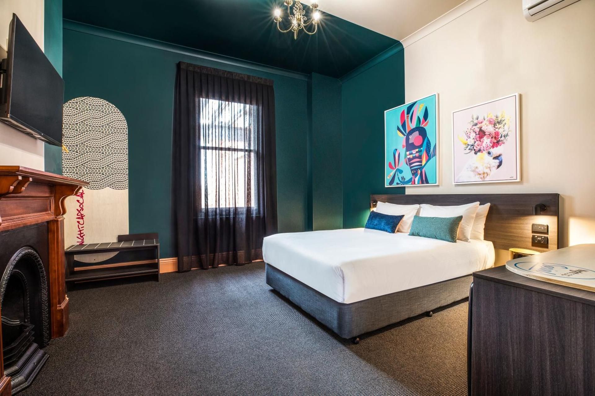 Studio Queen with shared bathroom facilities