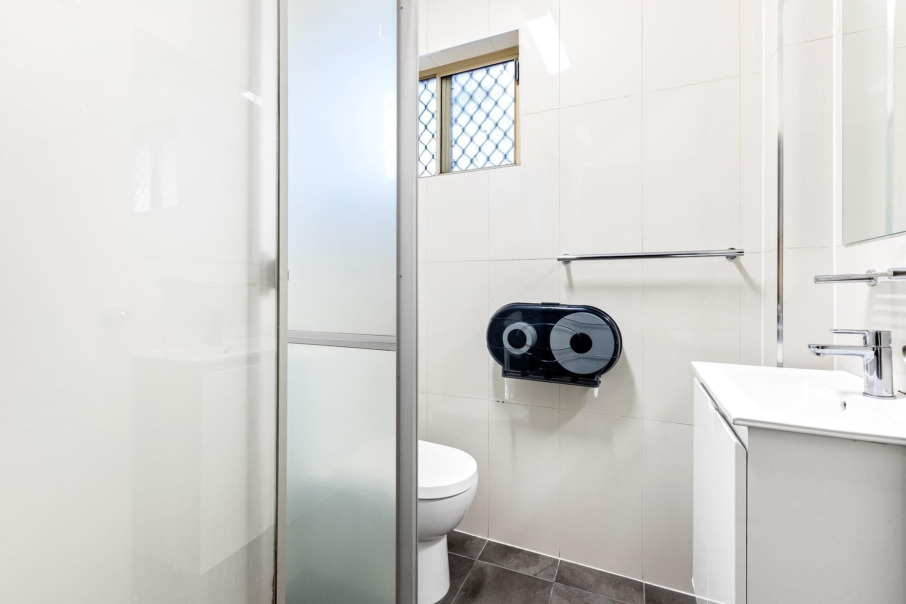 1 Person in 6-Bed Female Dormitory Ensuite - 18-40 Years Only