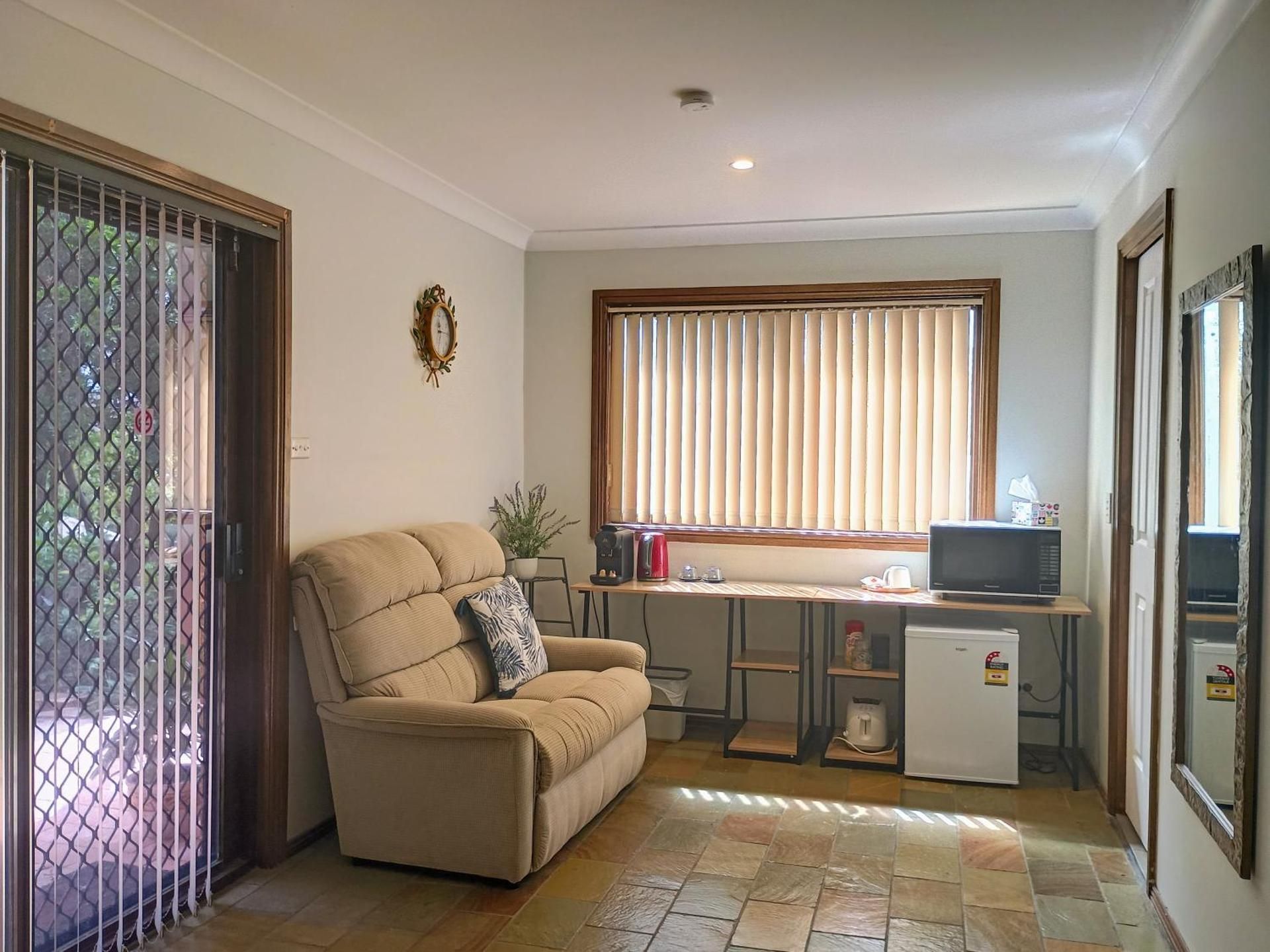 Baulkham Hills Deluxe king room with air-con private bathroom and entrance