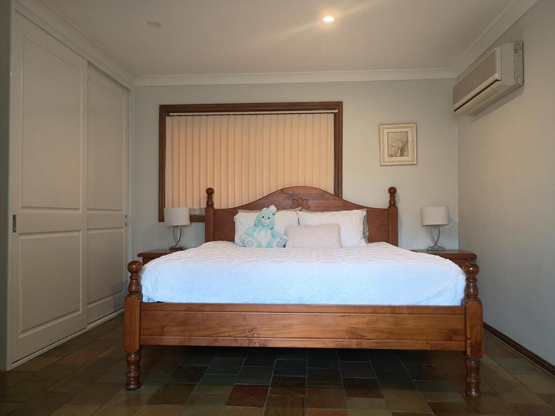Baulkham Hills Deluxe king room with air-con private bathroom and entrance