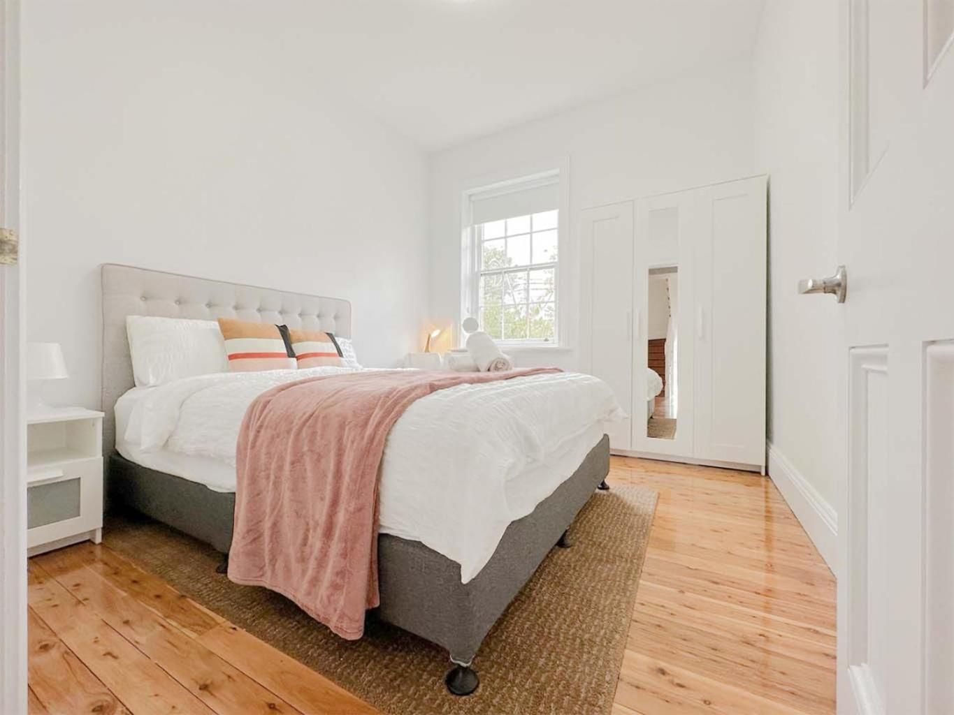 Millers Point Waterview Double Room with Shared Bathroom