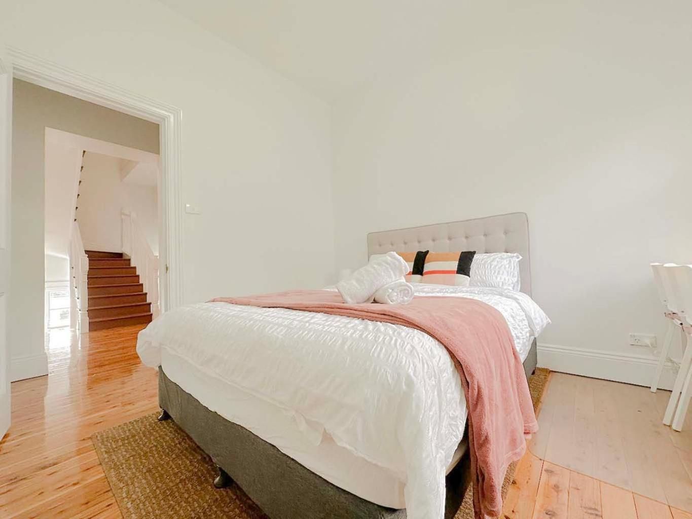 Millers Point Waterview Double Room with Shared Bathroom 2