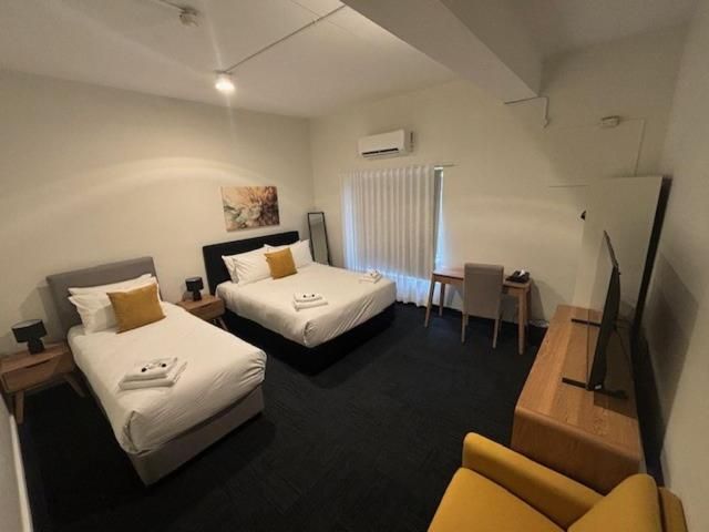 Queen & Single with shared bathroom