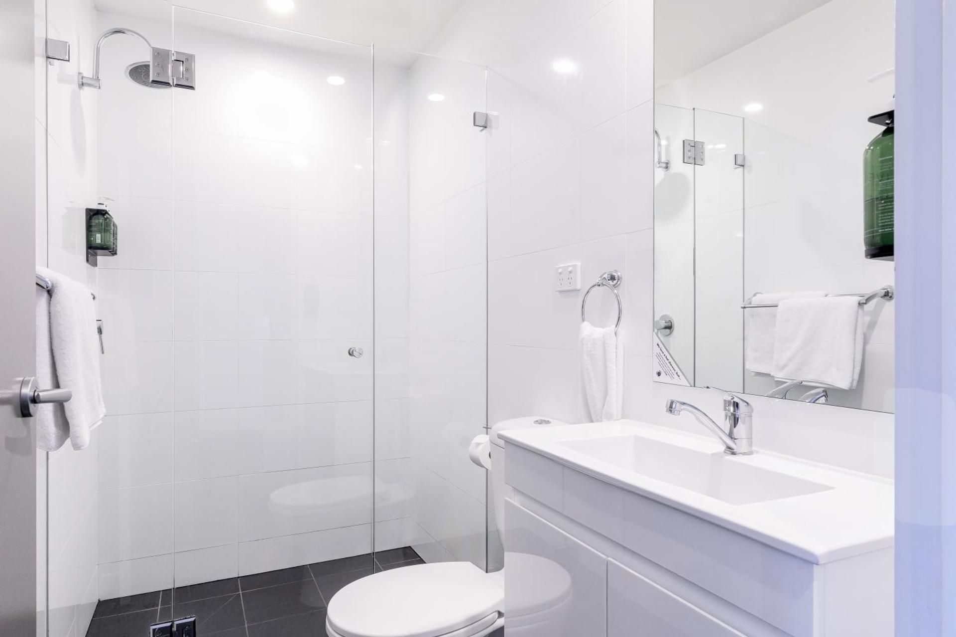 Kingsgrove Hotel Deluxe Queen Room 3