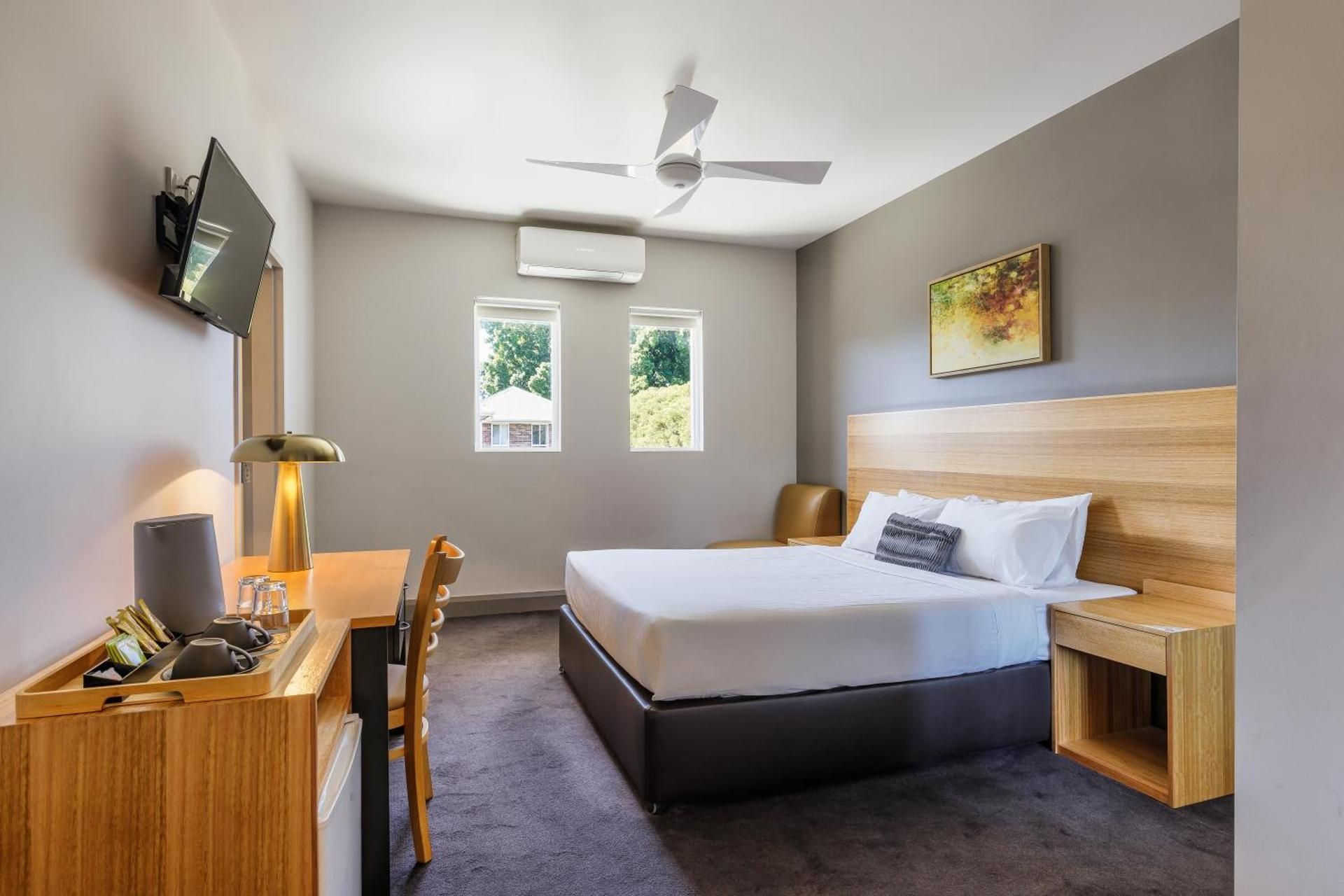Kingsgrove Hotel Deluxe Queen Room