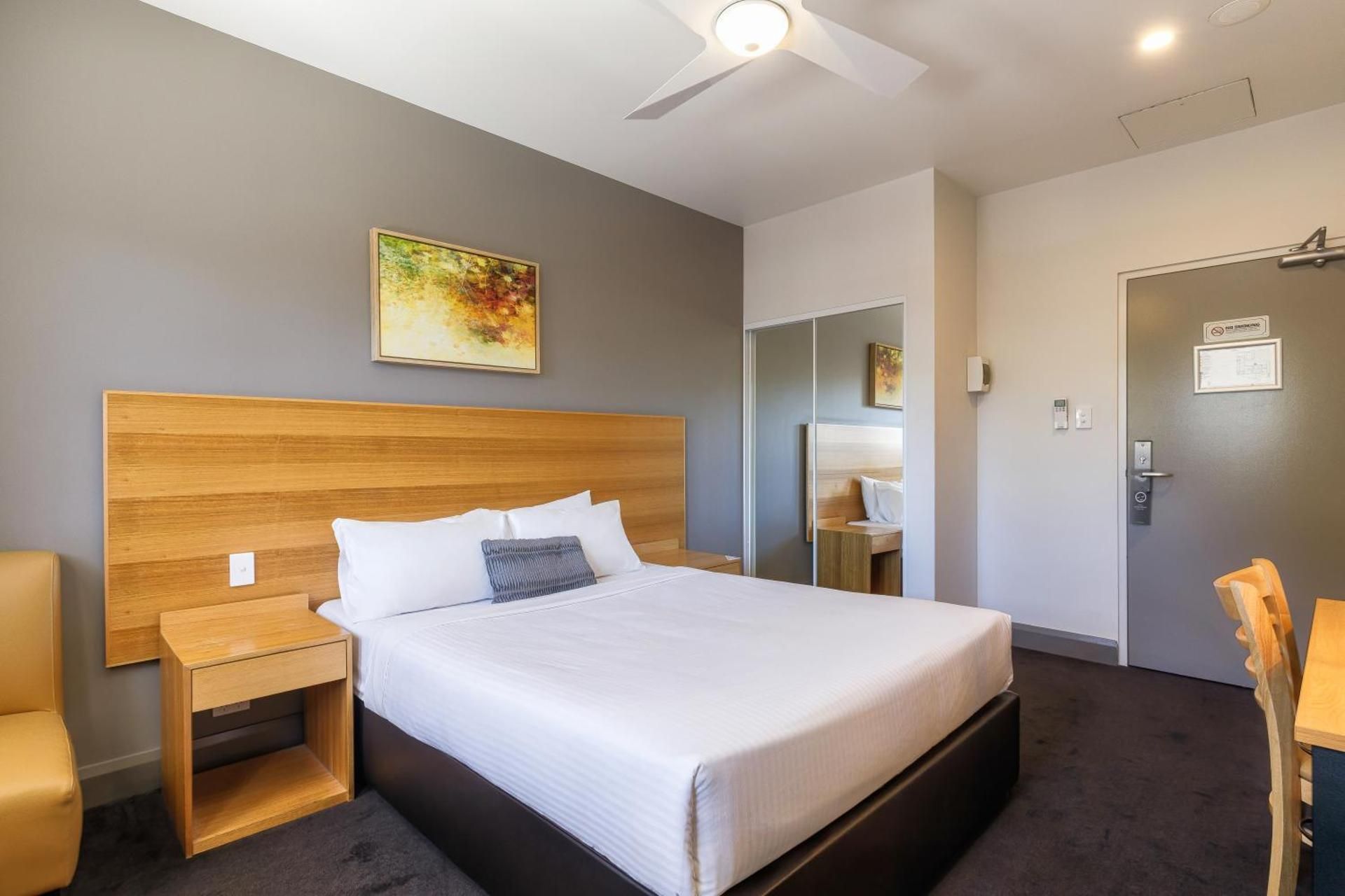 Kingsgrove Hotel Deluxe Queen Room 2