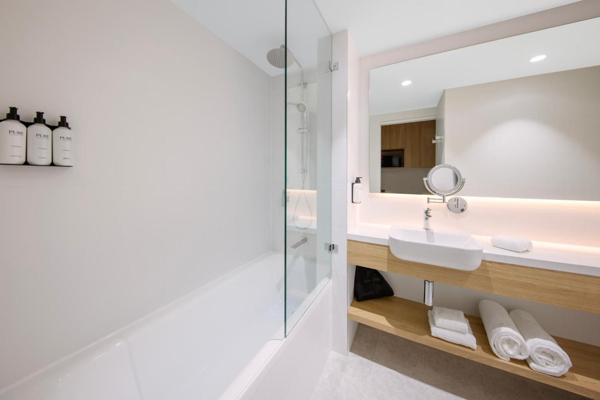 Deluxe King Room with Bathtub