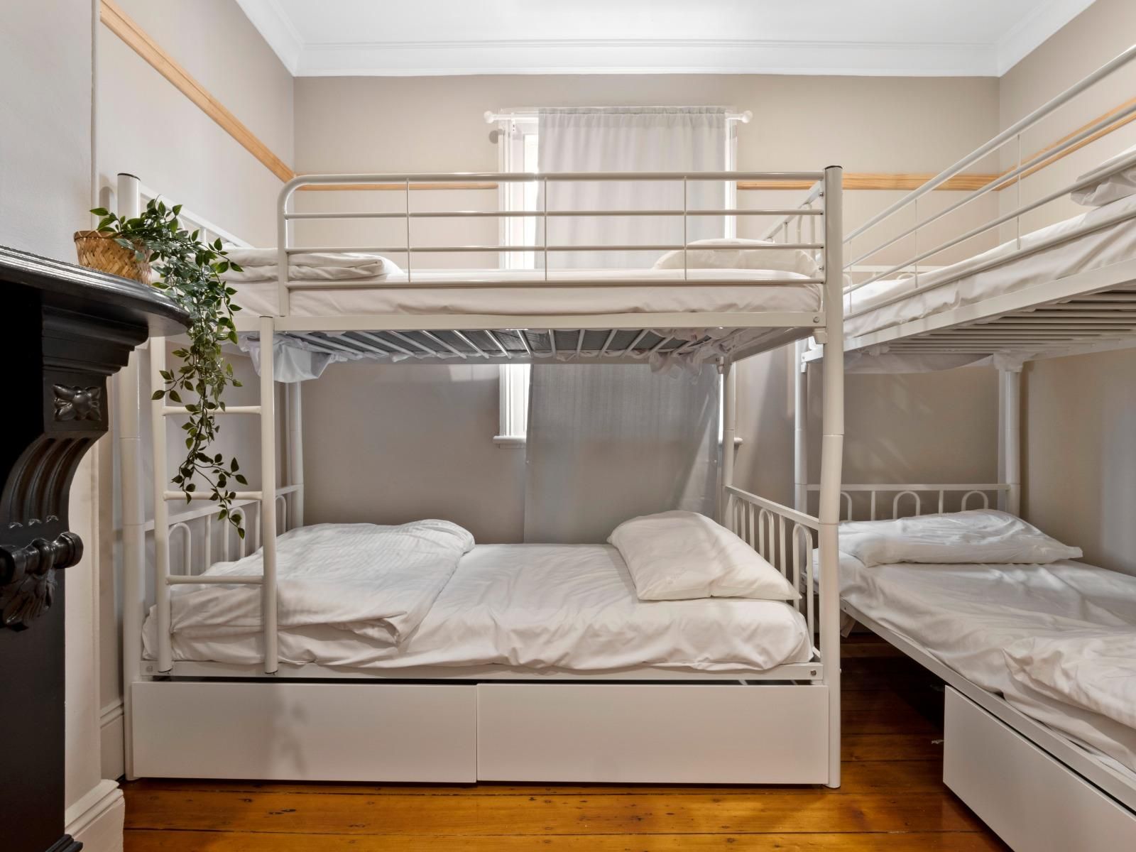 Mixed Pod 4 Beds Room with Shared Bathroom