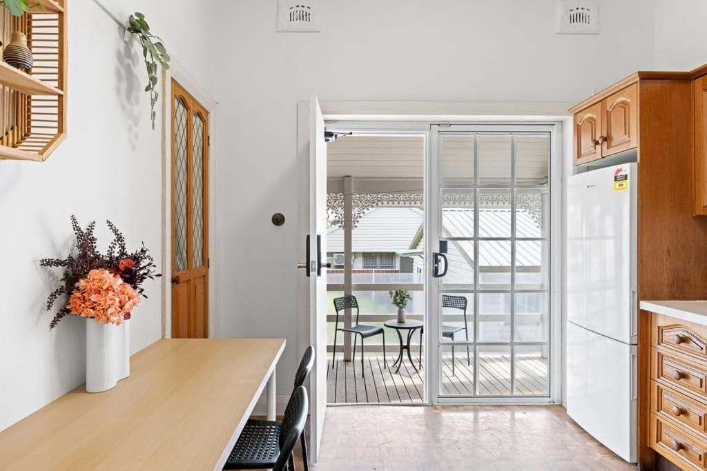 Quaint Double Room - Seconds to Shops & Eateries - Shared Bathroom Double Room with Shared Bathroom 2