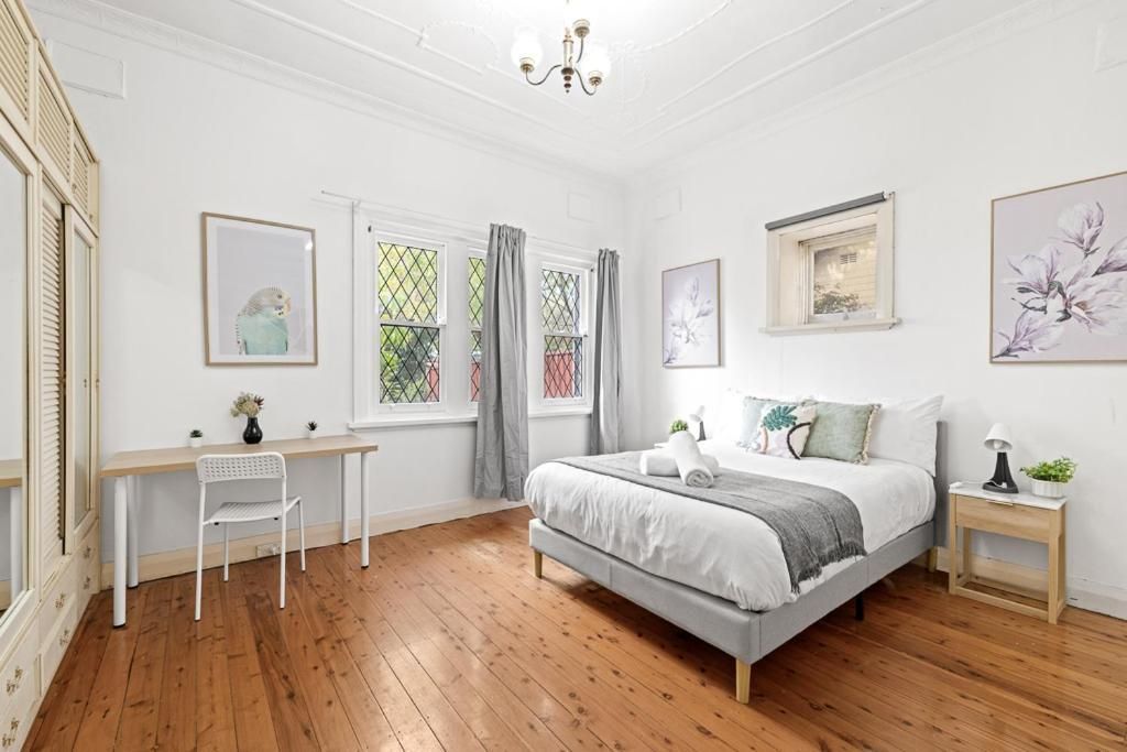 Quaint Double Room - Seconds to Shops & Eateries - Shared Bathroom Double Room with Shared Bathroom