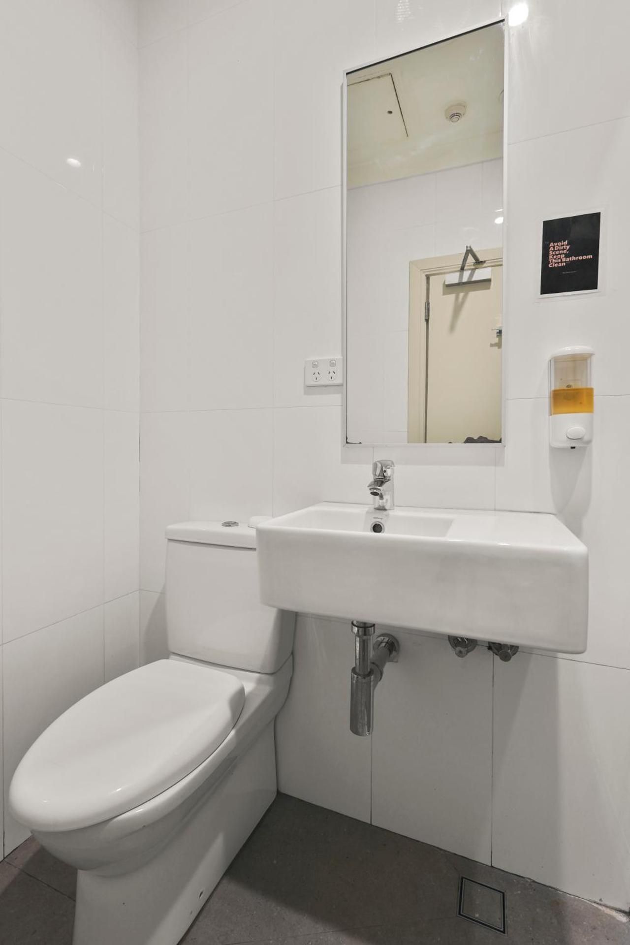 Private Room with Private Bathroom (6 People)