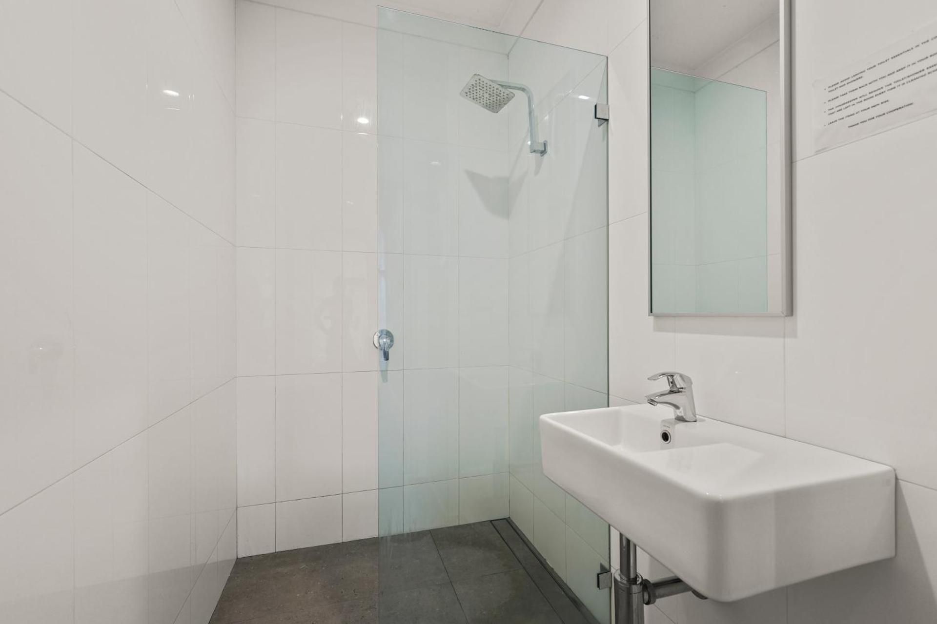 Mixed POD Shared Bathroom - 6 People Bedroom