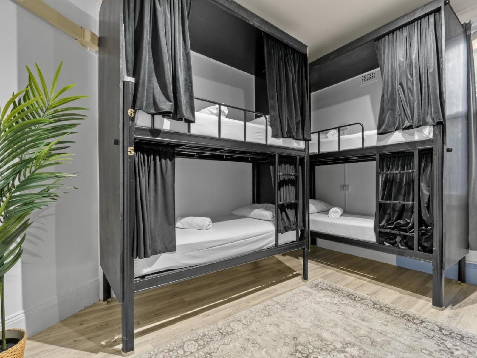 Mixed POD Shared Bathroom - 6 People Bedroom