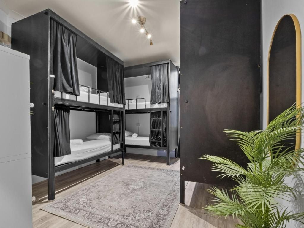 Mixed POD Shared Bathroom - 8 People Bedroom