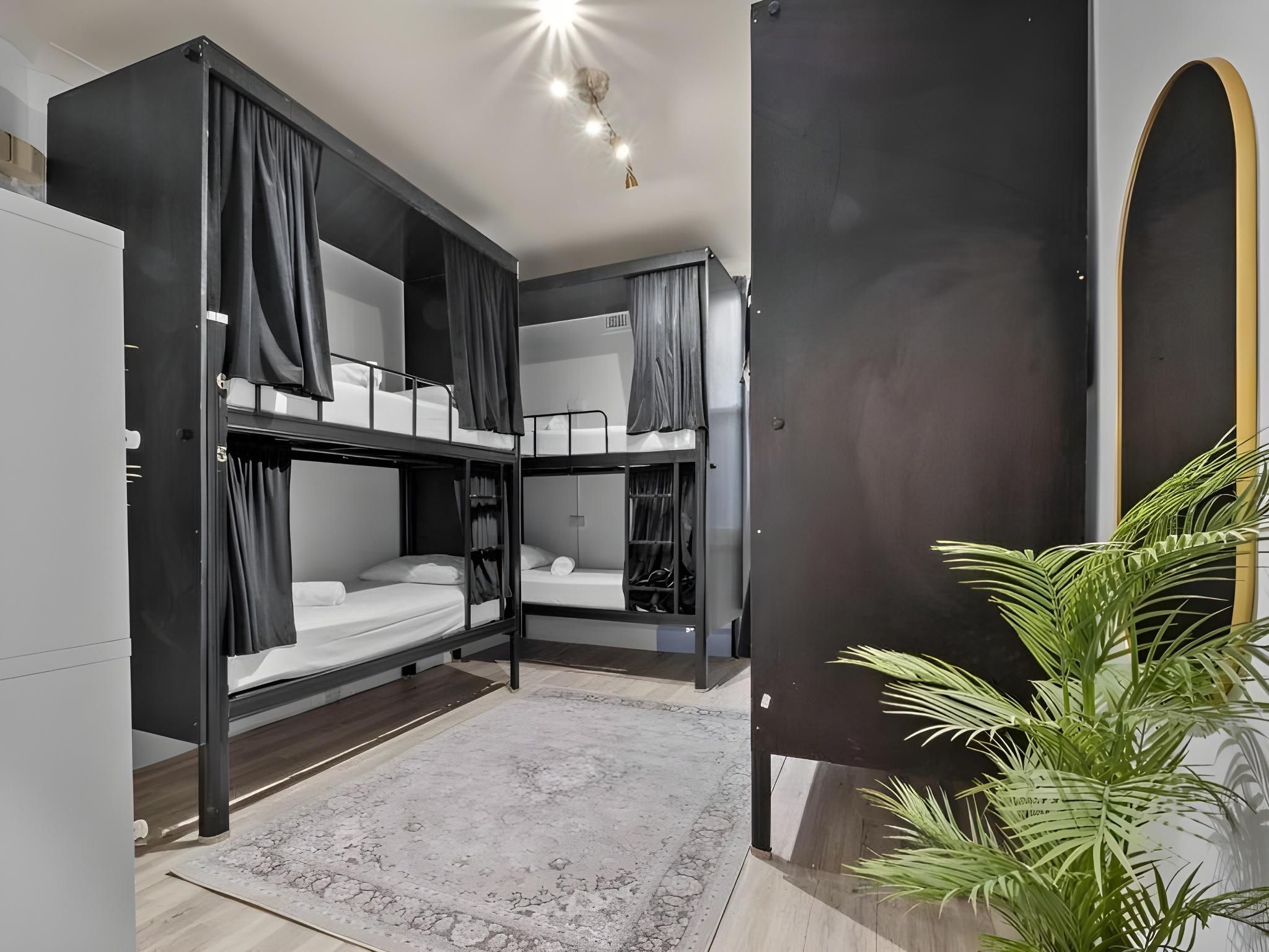Family Room with Private Bathroom for 6 People Aged 10 and Above