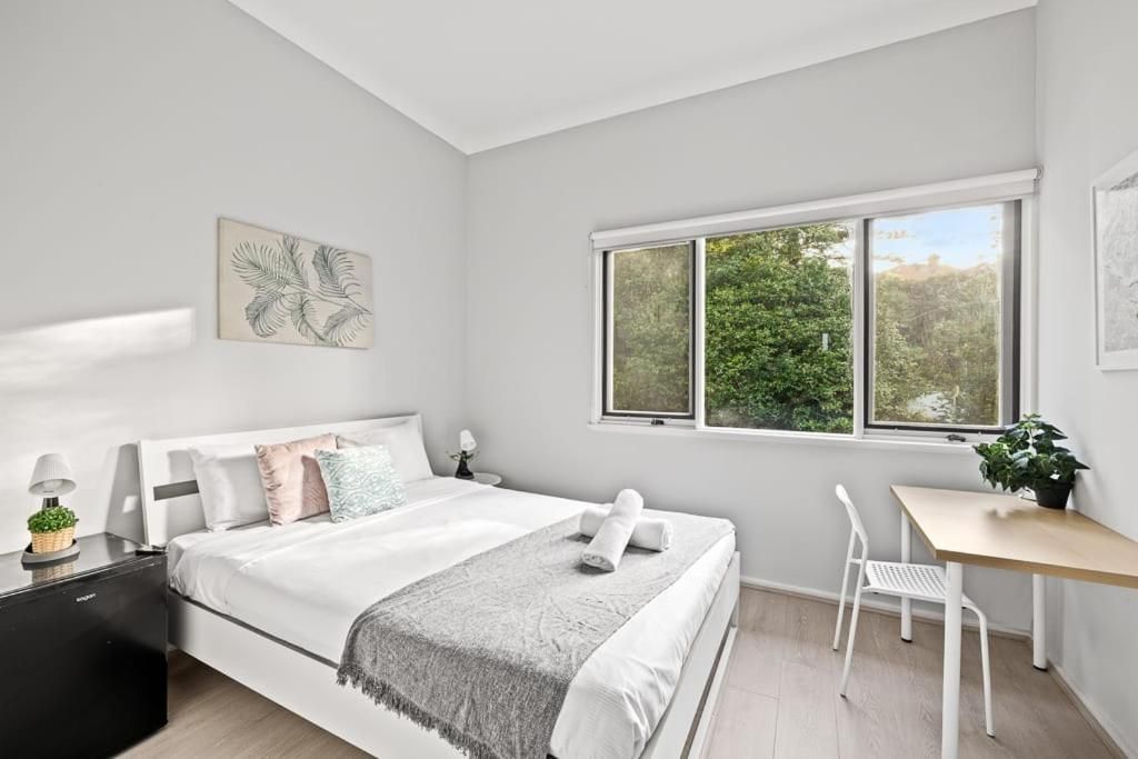 Modern Private Double Room - Centrally Located - Shared Bathroom