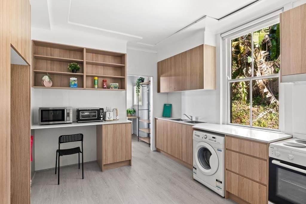 Modern Private Double Room - Centrally Located - Shared Bathroom