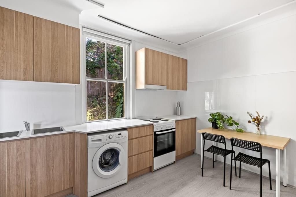 Modern Private Double Room - Centrally Located - Shared Bathroom