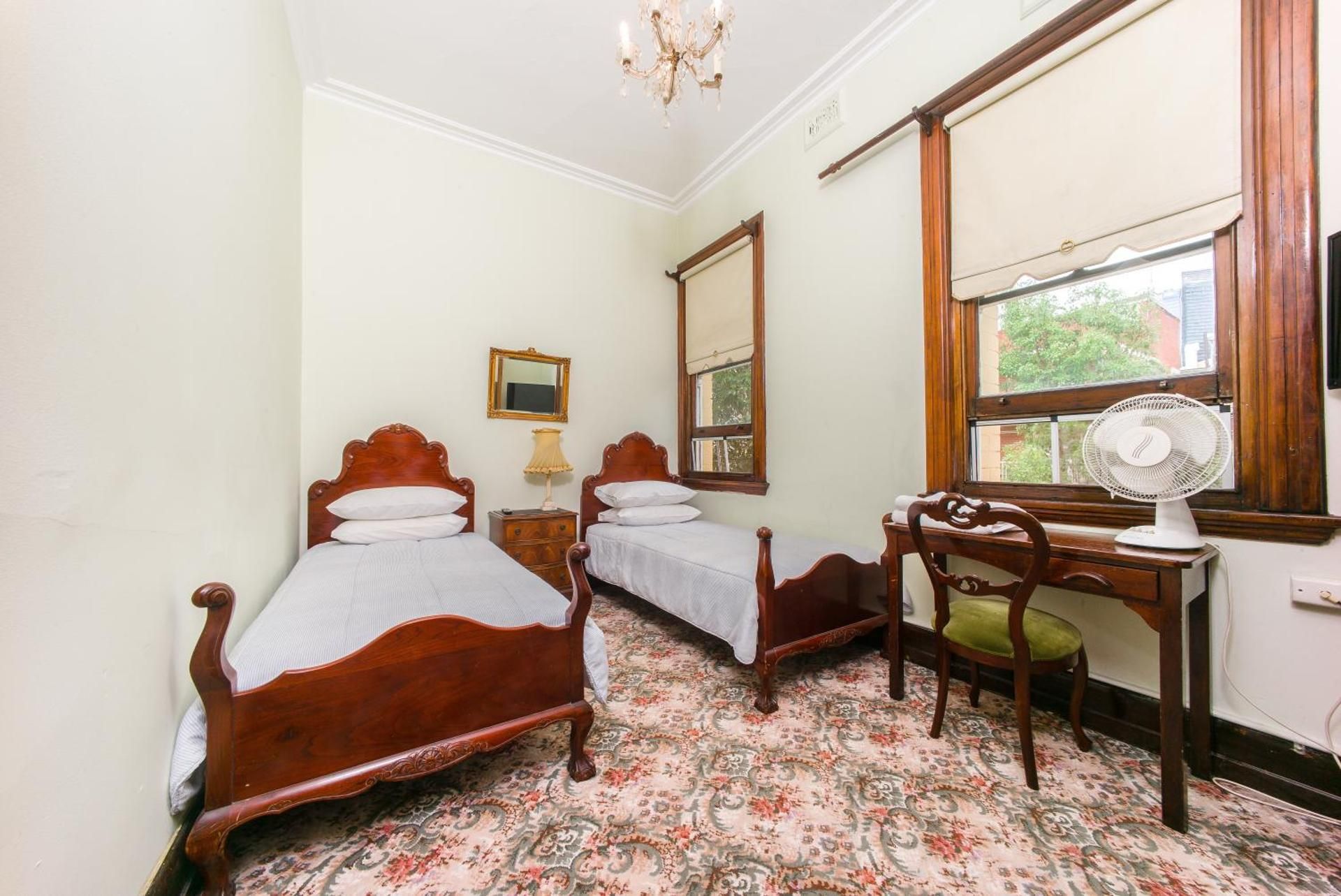 East Sydney Hotel Twin Room with Shared Bathroom