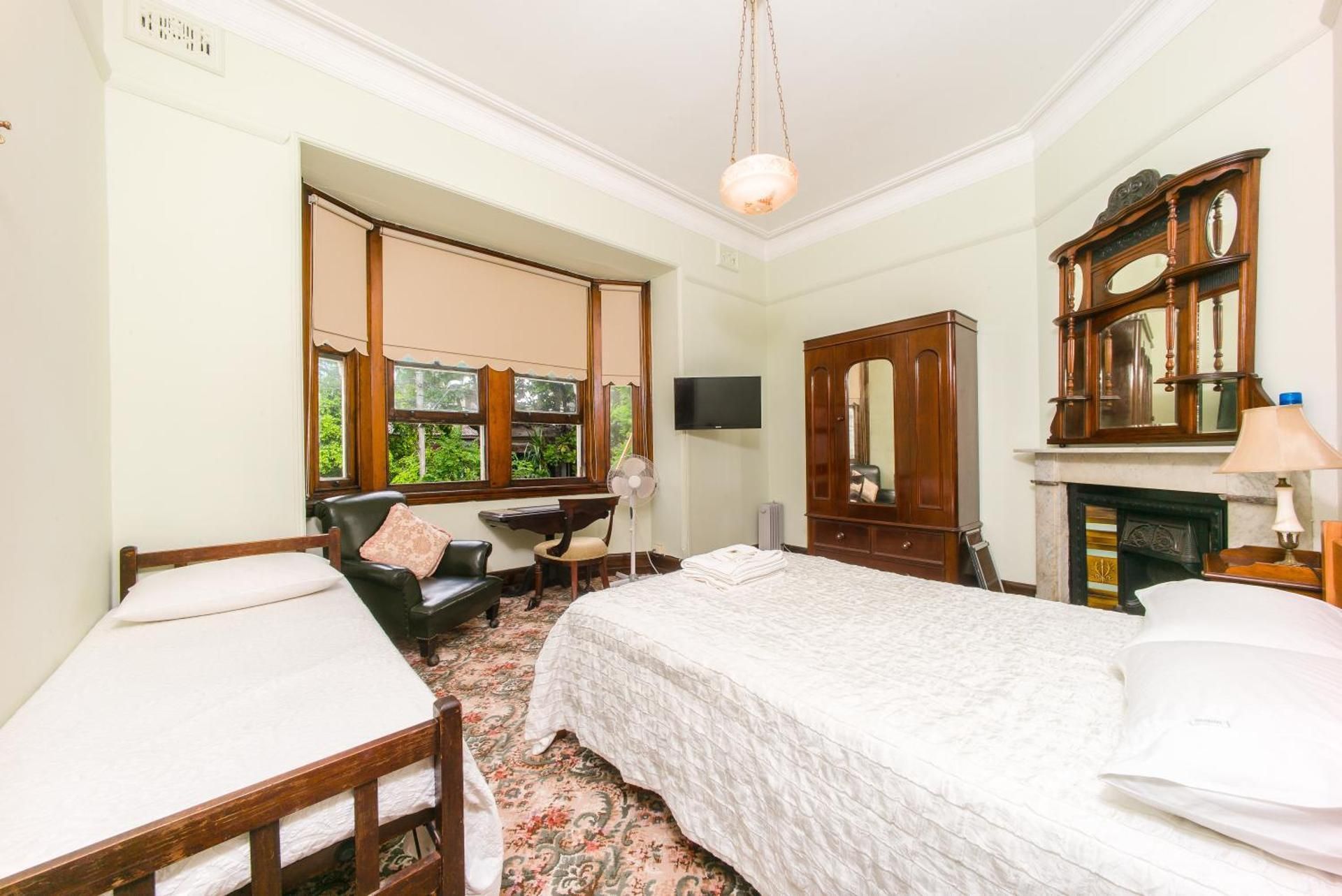 East Sydney Hotel Triple Room with Shared Bathroom