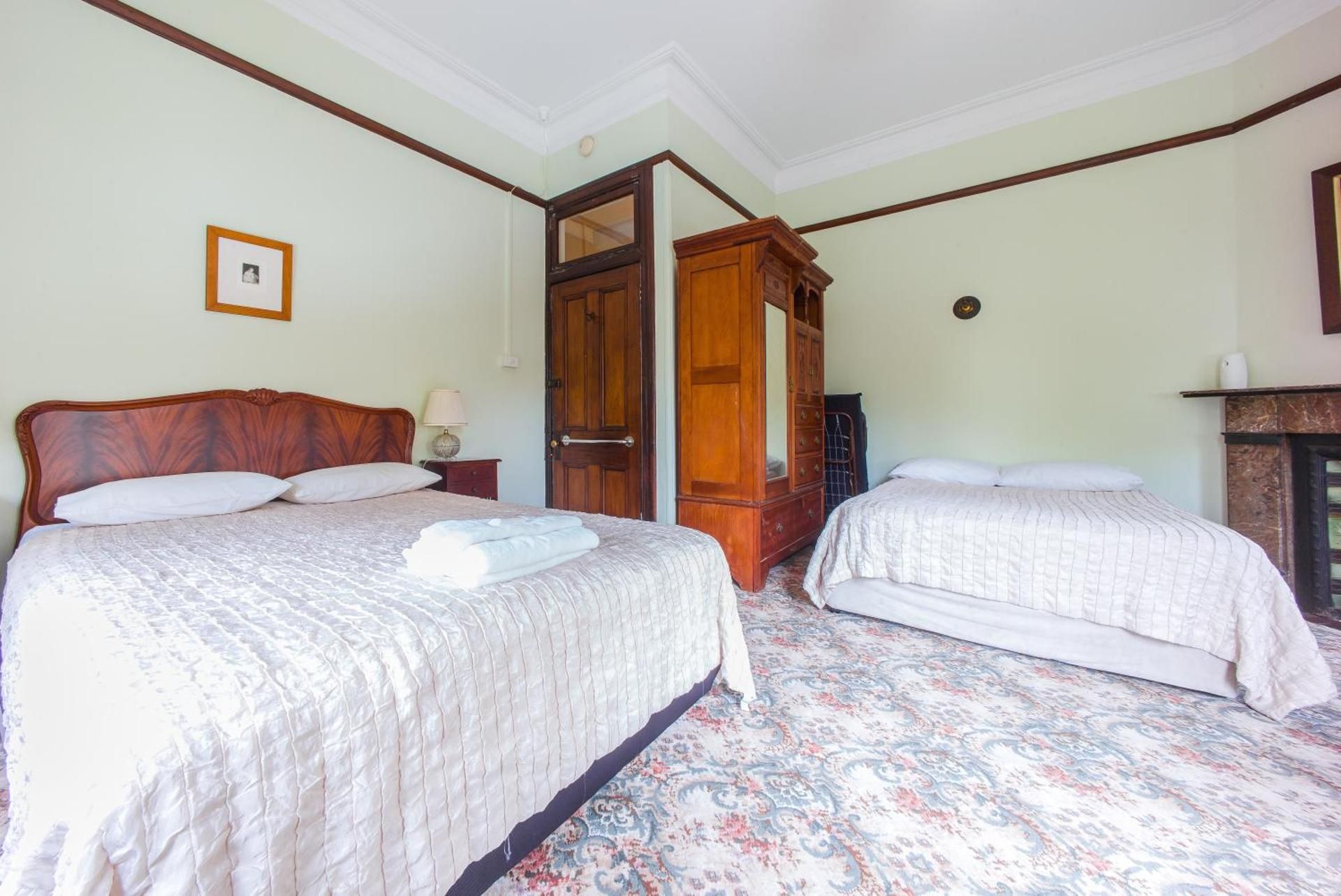 East Sydney Hotel Quadruple Room with Shared Bathroom 2