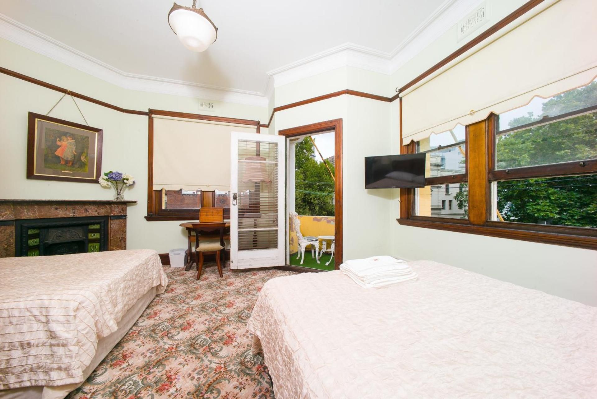 East Sydney Hotel Quadruple Room with Shared Bathroom