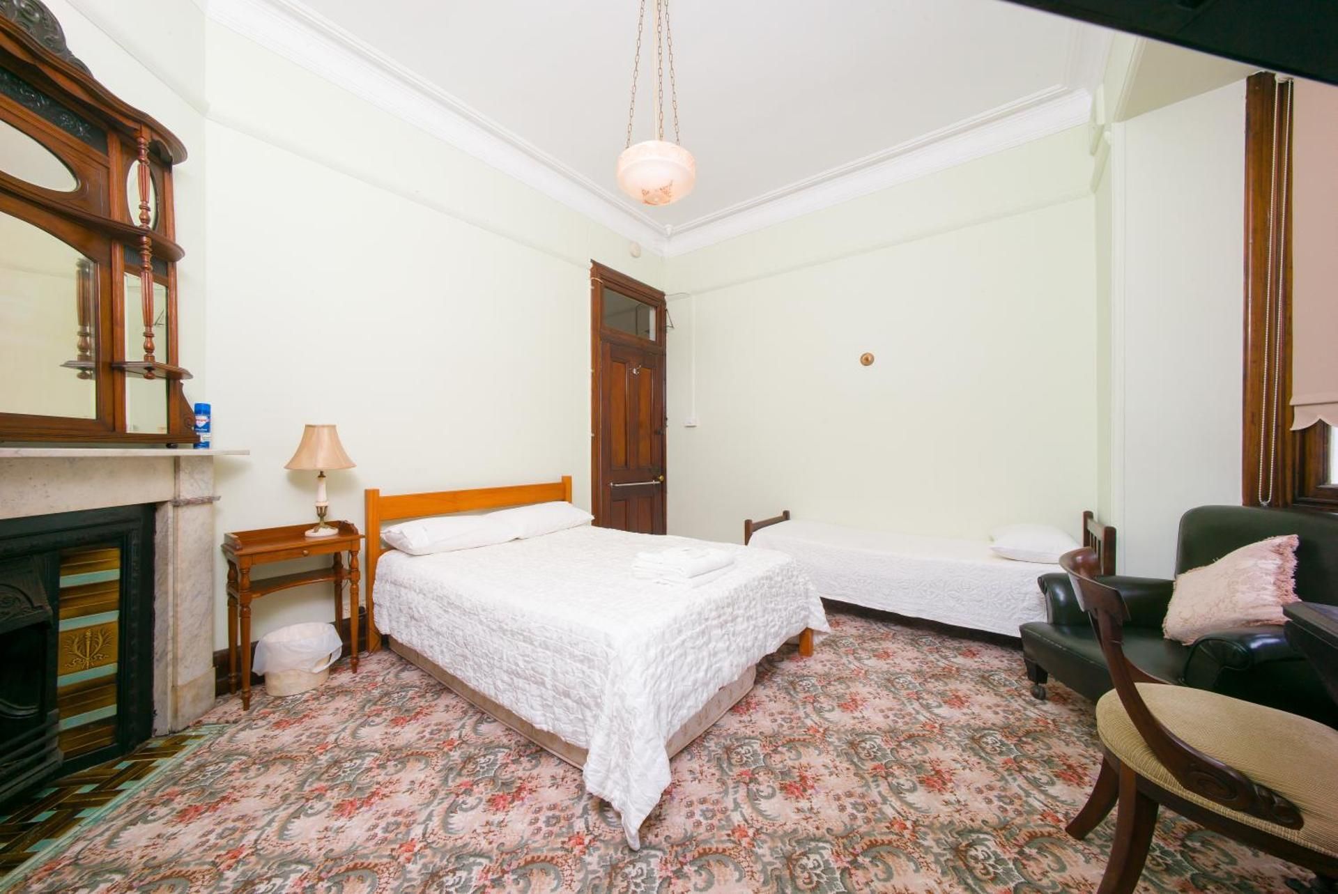 East Sydney Hotel Triple Room with Shared Bathroom 2