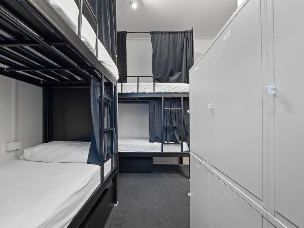 Mixed POD Shared Bathroom - 8 People Bedroom
