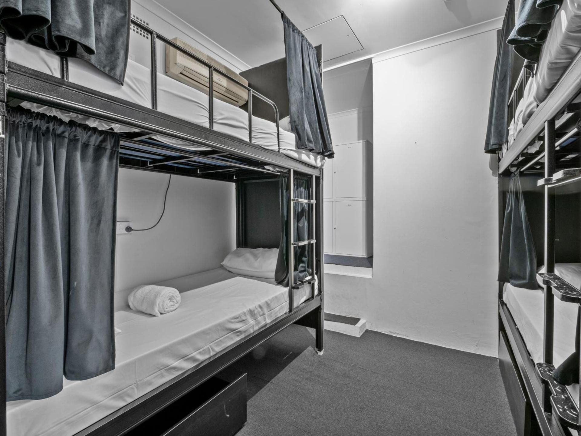 Private Room for 4 People - Shared Bathroom