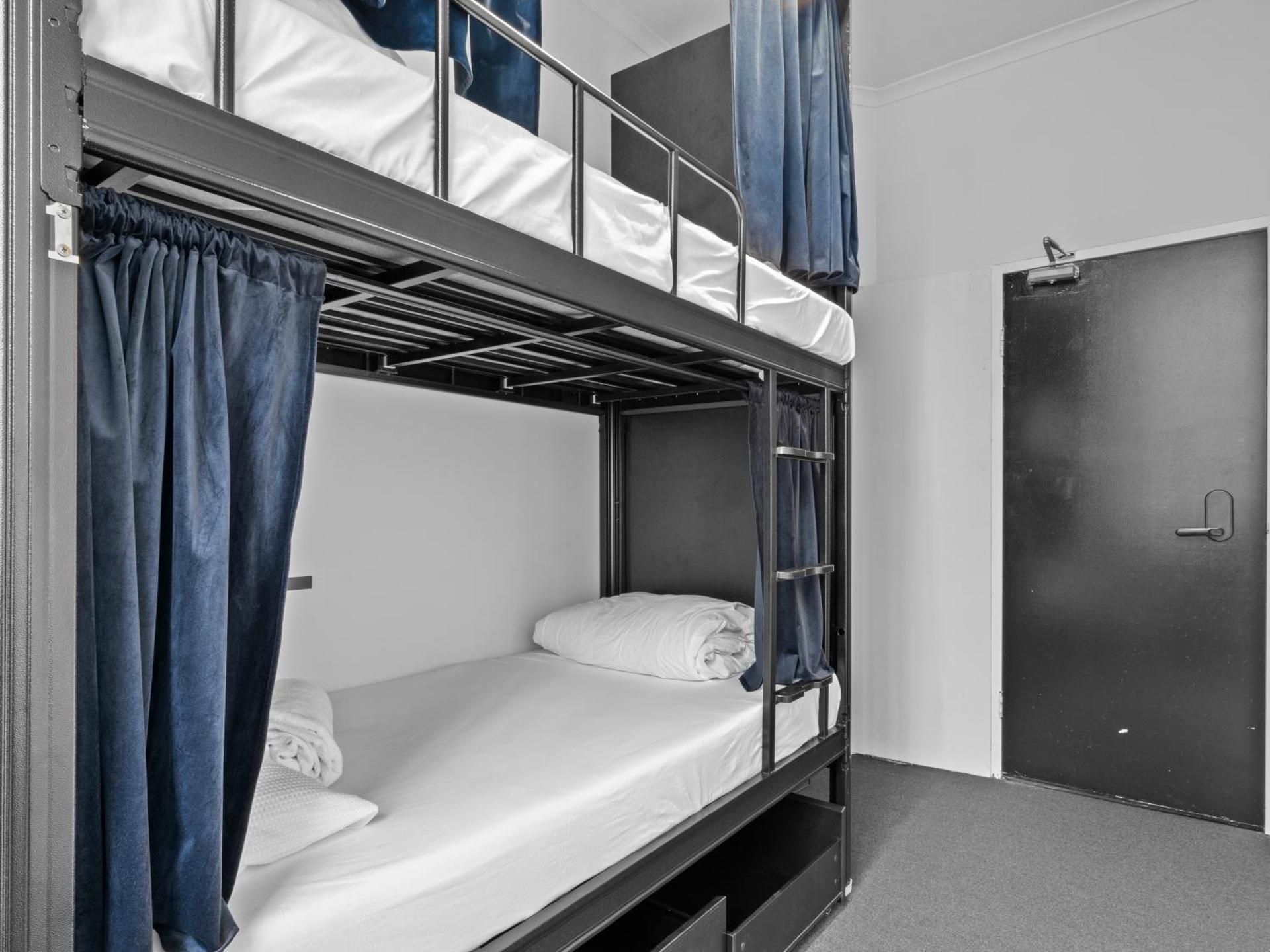 Private Room for 2 Guests - Shared Bathroom